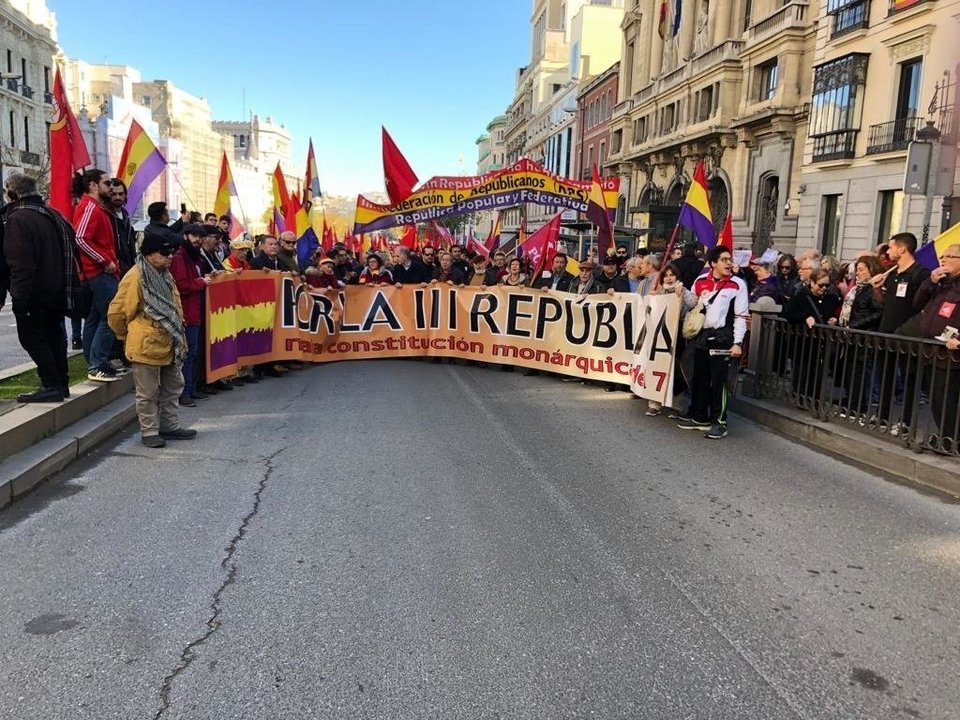 Manifestación a favor de la tercera república.