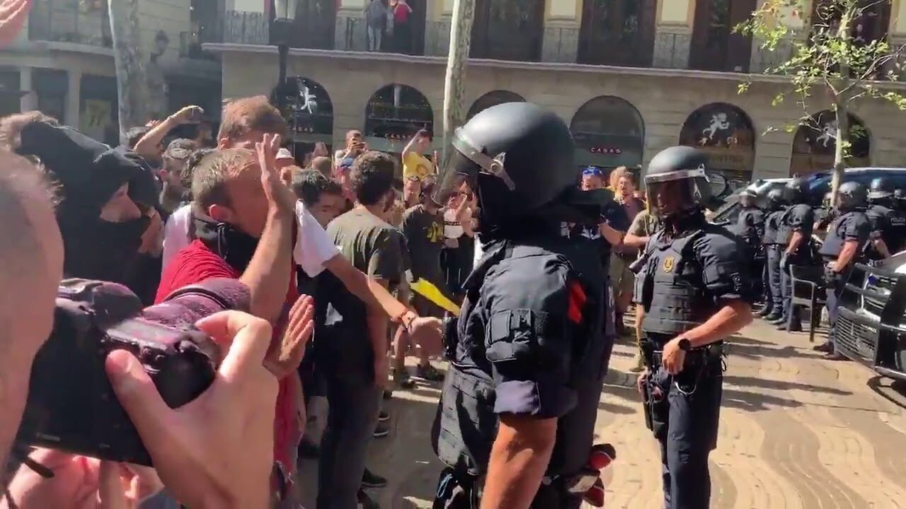 Mossos controlan a miembros de los CDR.