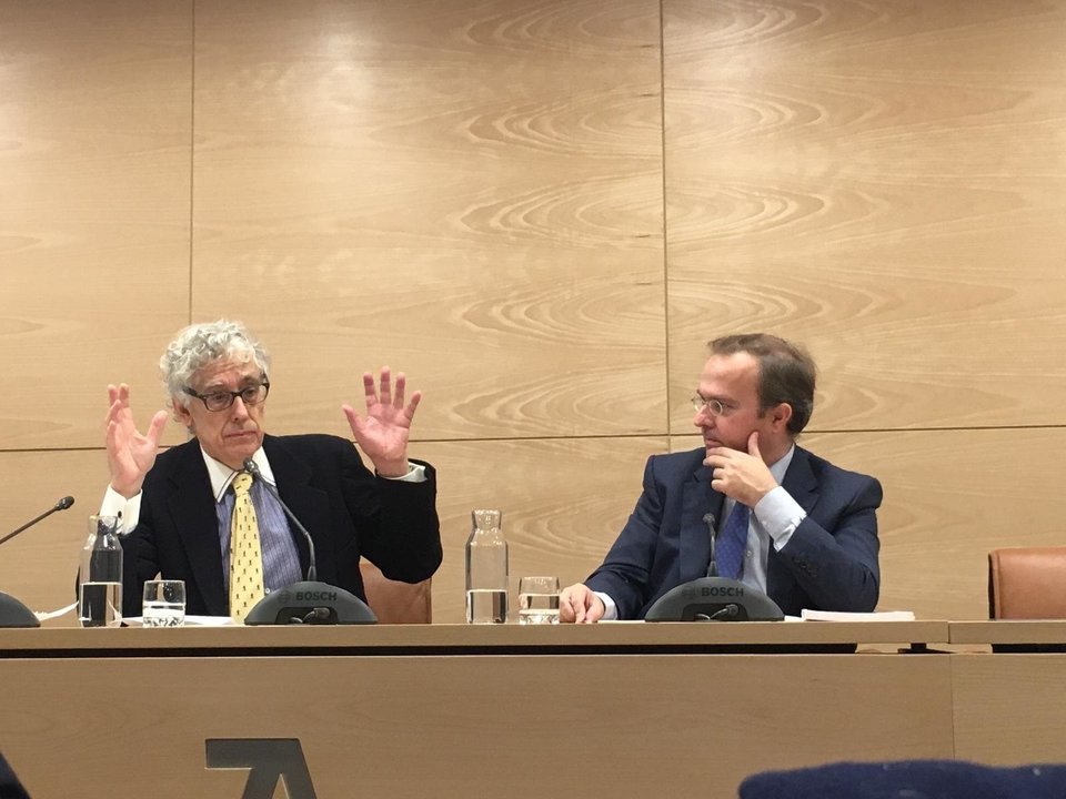 Javier Junceda, a la derecha, junto al escritor Álvaro Delgado-Gal durante la presentación de &#39;A Contracorriente&#39; en Madrid.