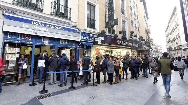 Imagen de la fila para comprar lotería en "Doña Manolita"