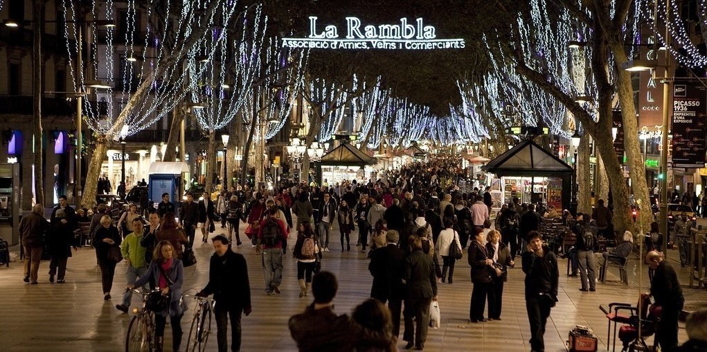 La Rambla de Barcelona, con decoración de Navidad.