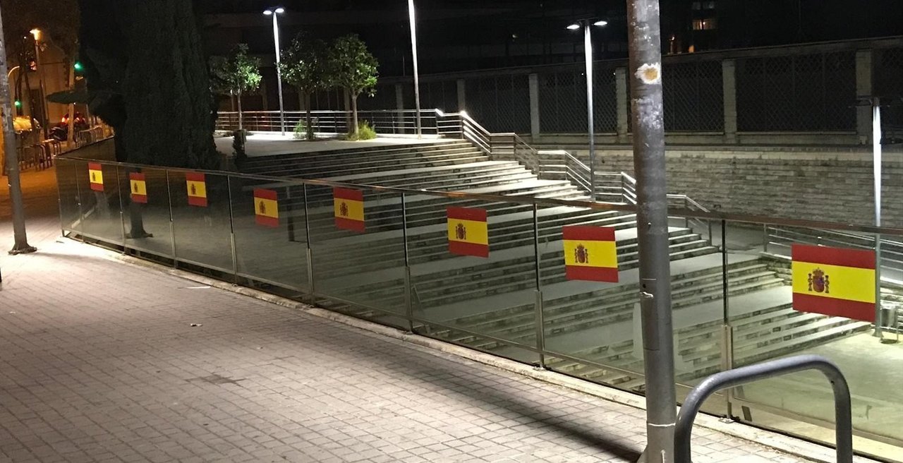 Banderas de España pegadas en Barcelona.