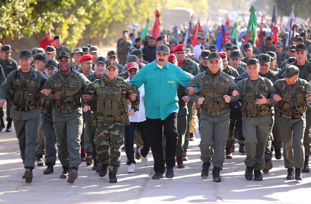 Nicolás Maduro, con militares venezolanos.