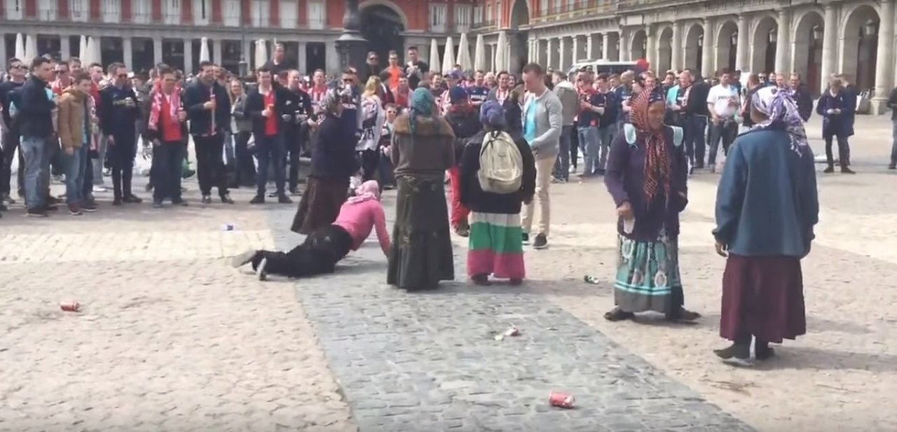 Hinchas del PSV ante unas mujeres gitanas en la Plaza Mayor en 2016.