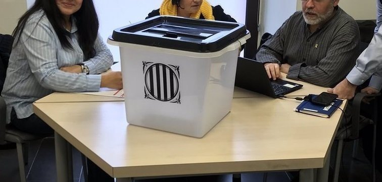 Votación de las primarias de la ANC en una urna del 1-O.