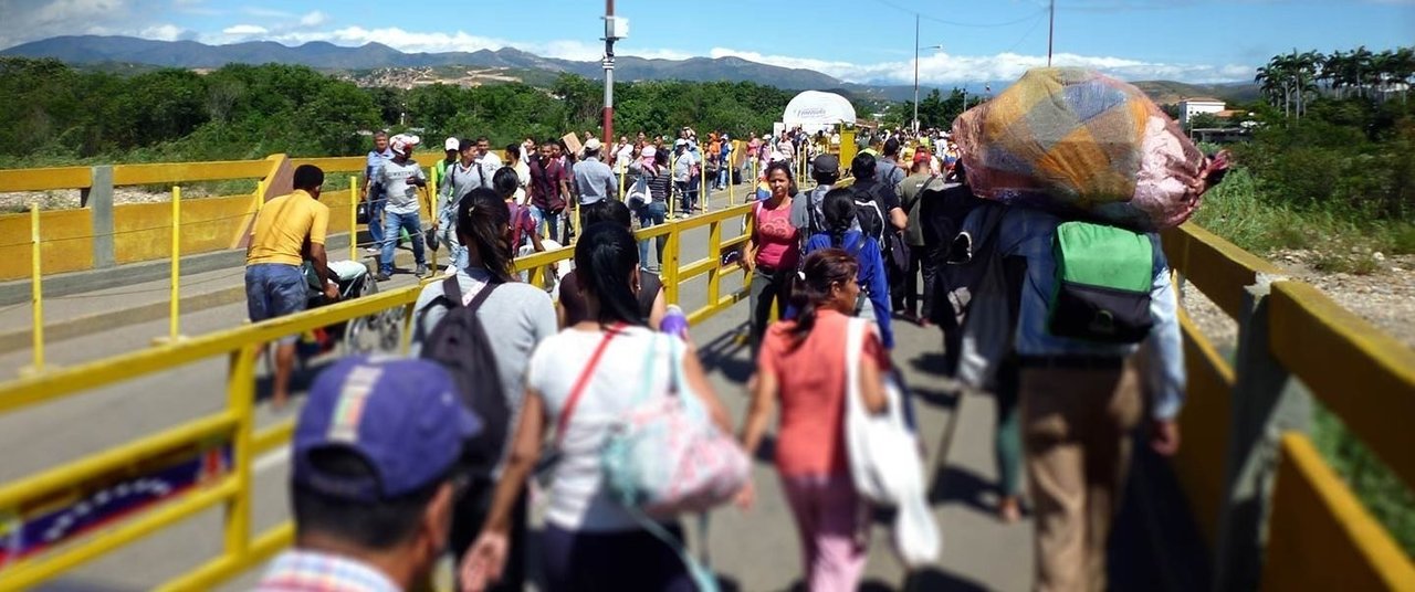 Venezolanos cruzan la frontera para salir de su país.