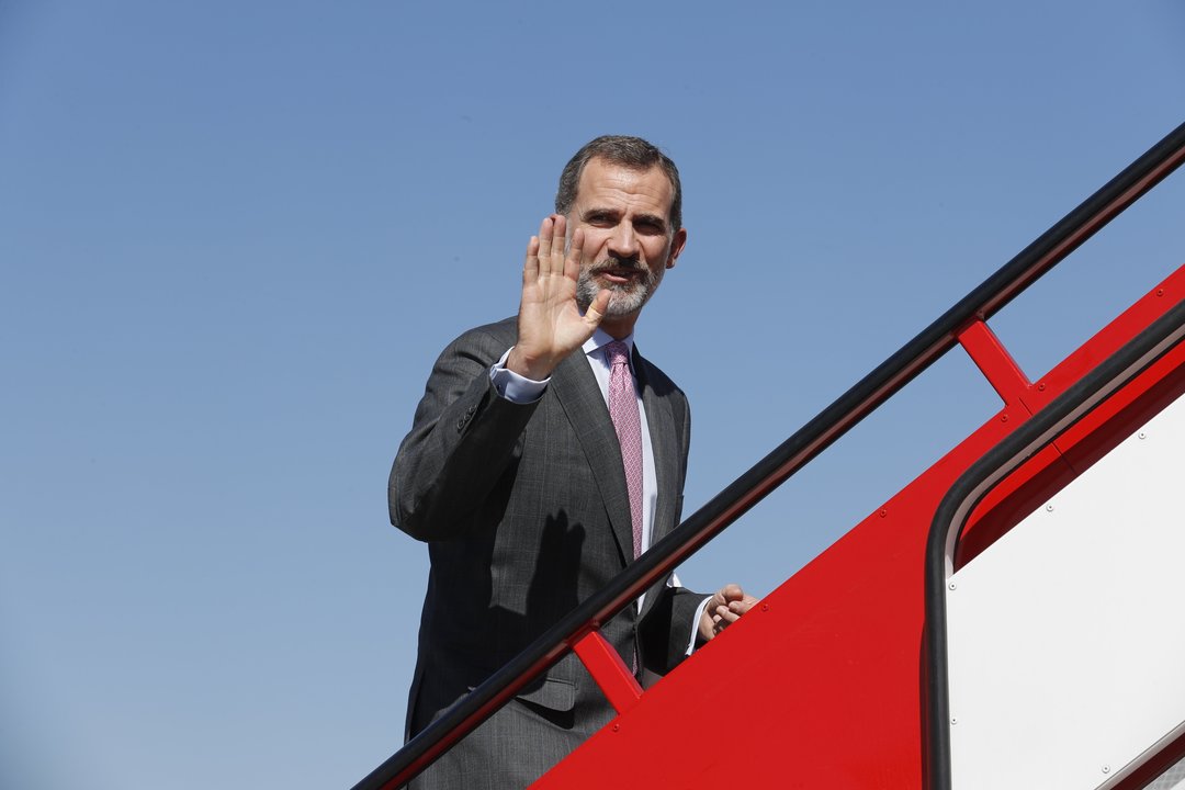 Imagen de Felipe VI subiendo al avion para realizar viaje al Reino Unido el 11 de Julio de 2017