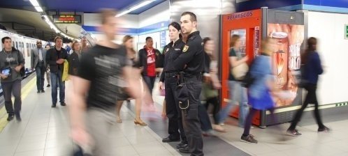 Policías nacionales vigilan en la estación del Metro de Sol.