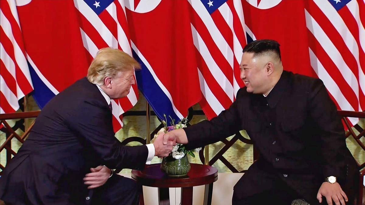 Kim Jon Un con Donald Trump durante su encuentro en Vietnam.