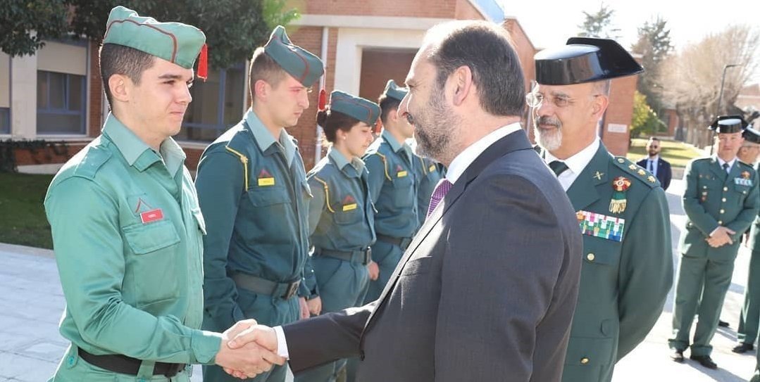 José Luis Ábalos saluda a un alumnos del Colegio de Guardias Jóvenes de la Guardia Civil en Valdemoro (Madrid).