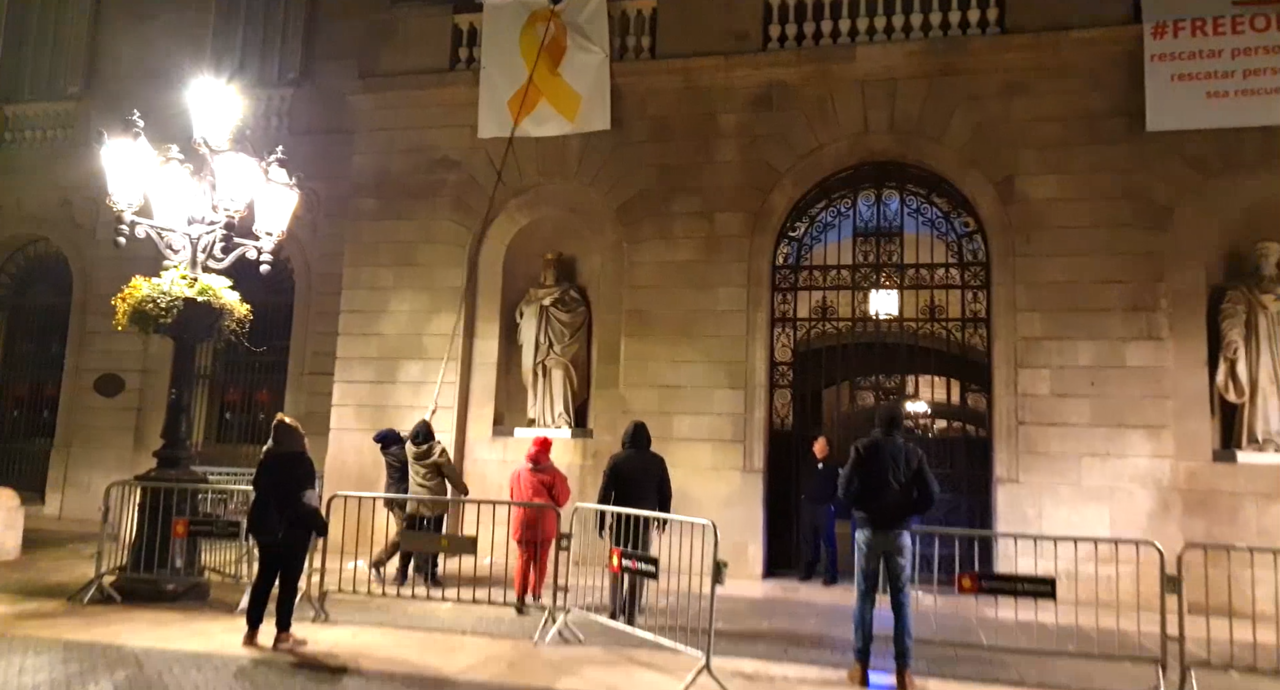Arrancan el lazo amarillo de la fachada del Ayuntamiento de Barcelona