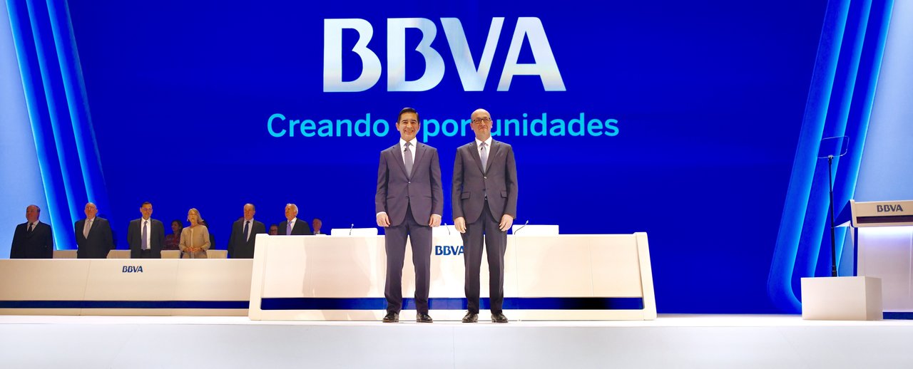 Carlos Torres (izquierda), en la Junta de Accionistas del BBVA.