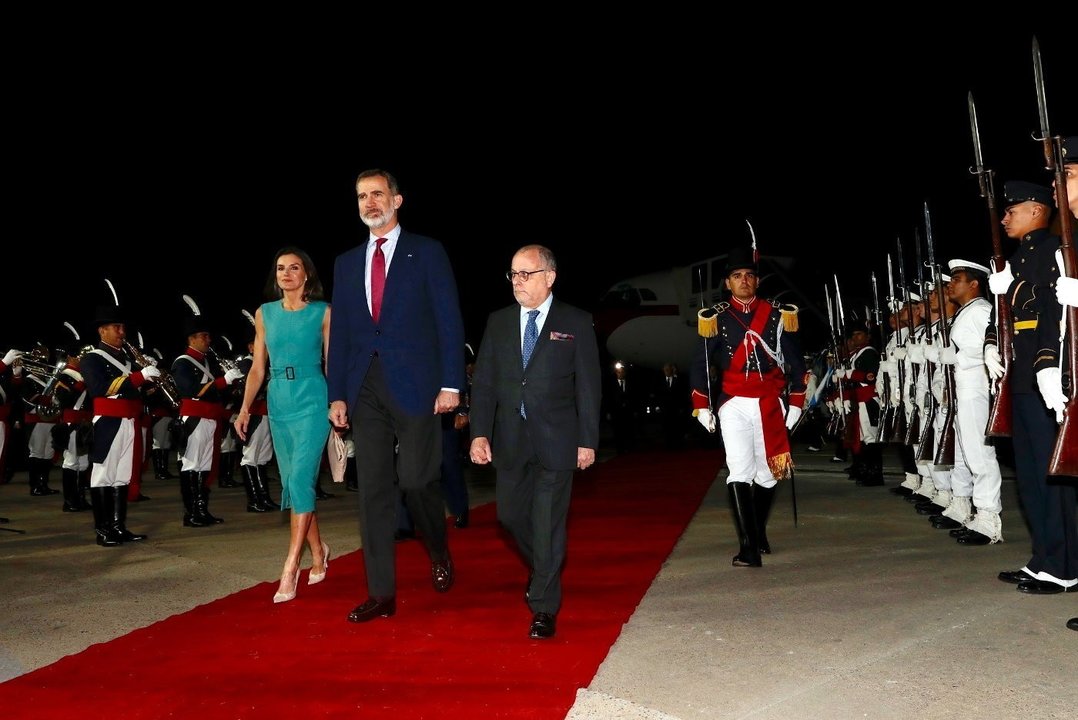 Los Reyes a su llegada al aeropuerto de Jorge Newbery, en Buenos Aires.