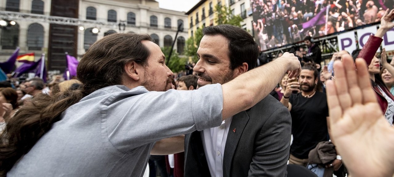 Pablo Iglesias y Alberto Garzón, en un mitin junto al Museo Reina Sofía de Madrid.