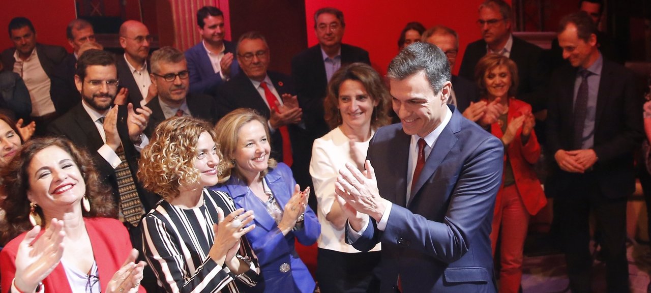 Varias ministras y Pedro Sánchez en la presentación del programa del PSOE.