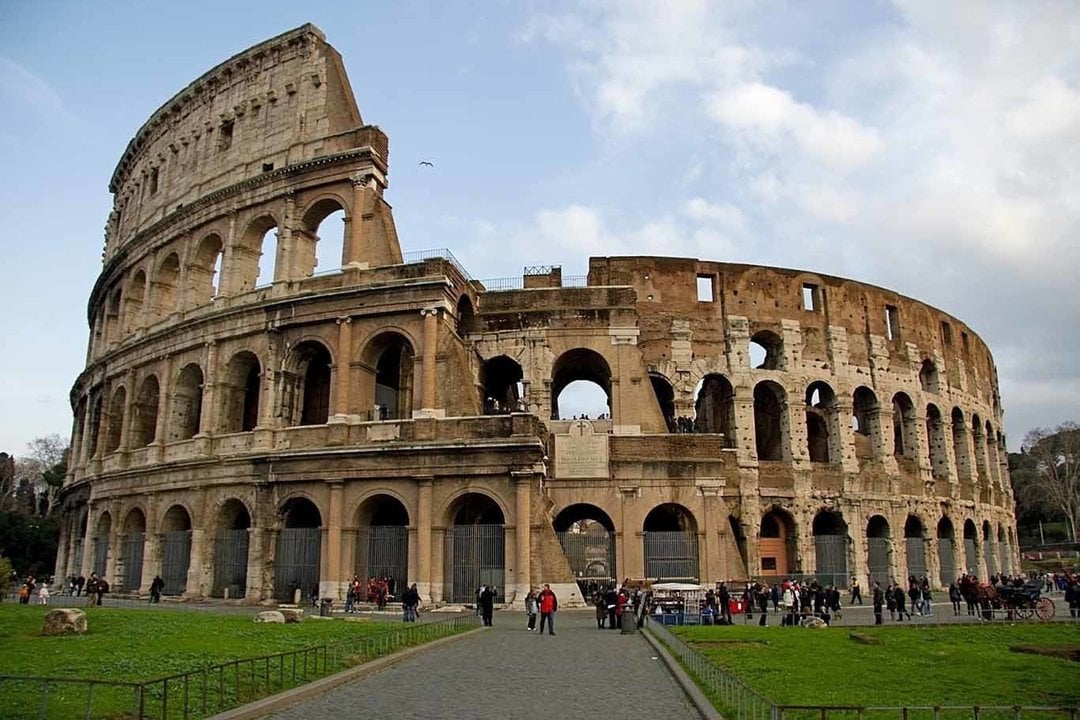 Vista diurna y exterior del Coliseo de Roma desde la Vía Sacra