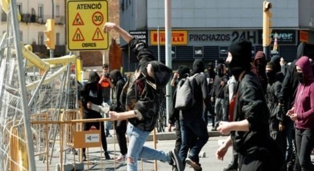 Radicales violentos se enfrentan a los Mossos en el acto de Vox en Barcelona.
