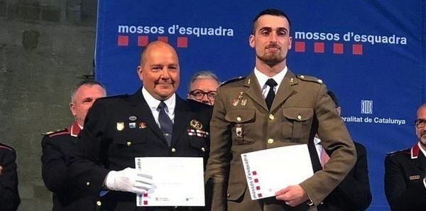 Los Mossos condecoran a un teniente del Ejército de Tierra.