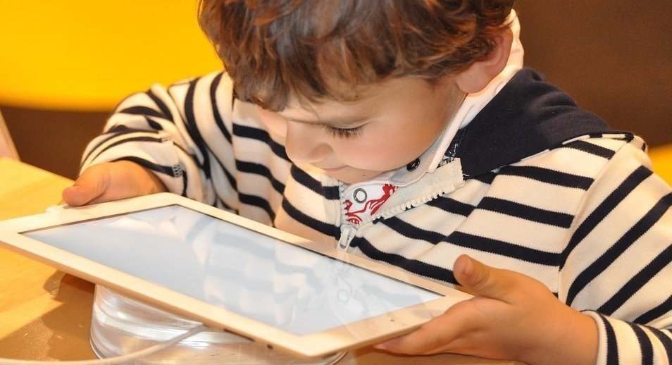 Un niño con una tablet.