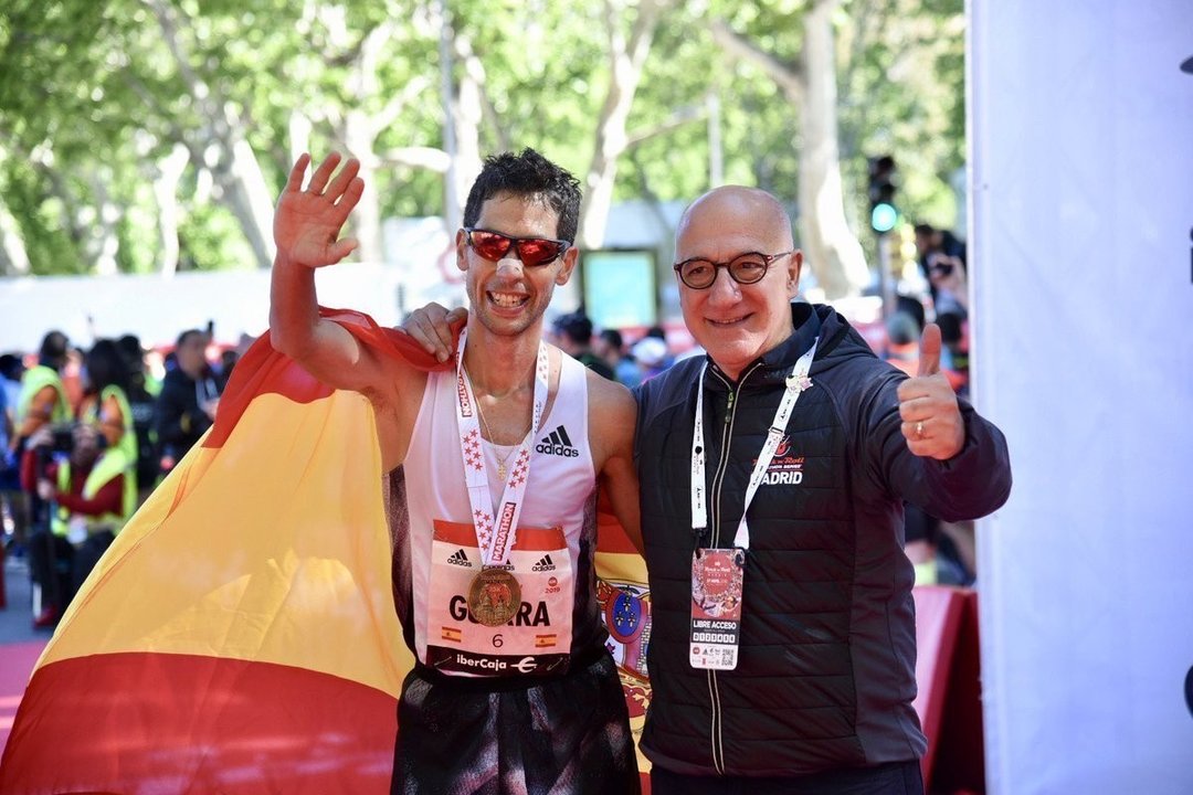 El atleta Javier Guerra tras lograr batir el mejor tiempo nacional en el Maratón de Madrid.