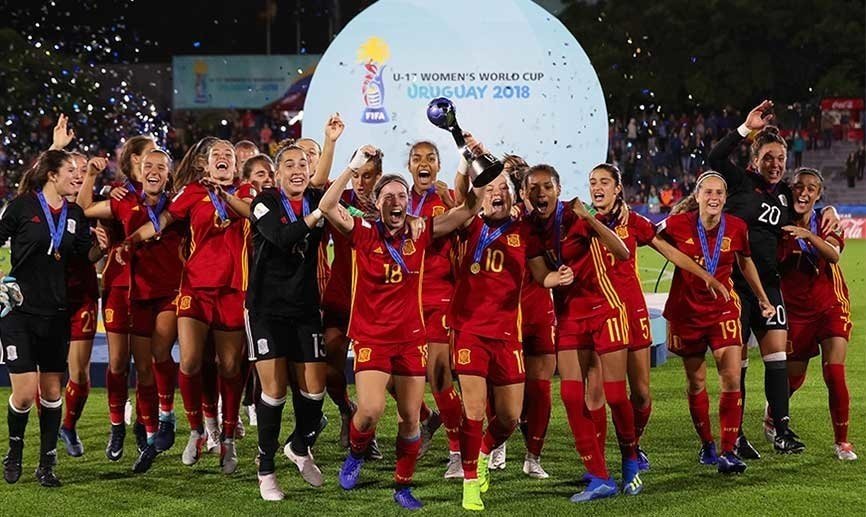 Selección Femenina de fútbol sub 17 levantando el trofeo de Campeonas del Mundo.