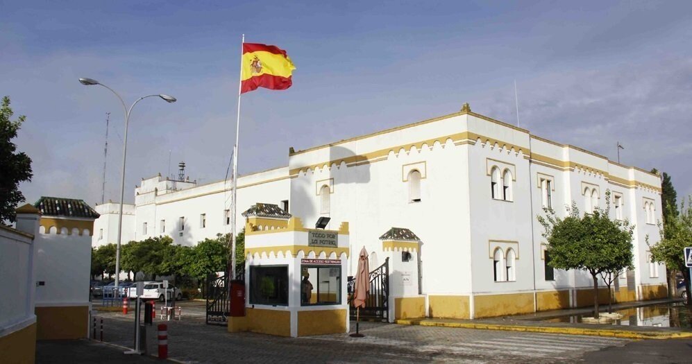Entrada al acuartelamiento de Tablada (Sevilla).