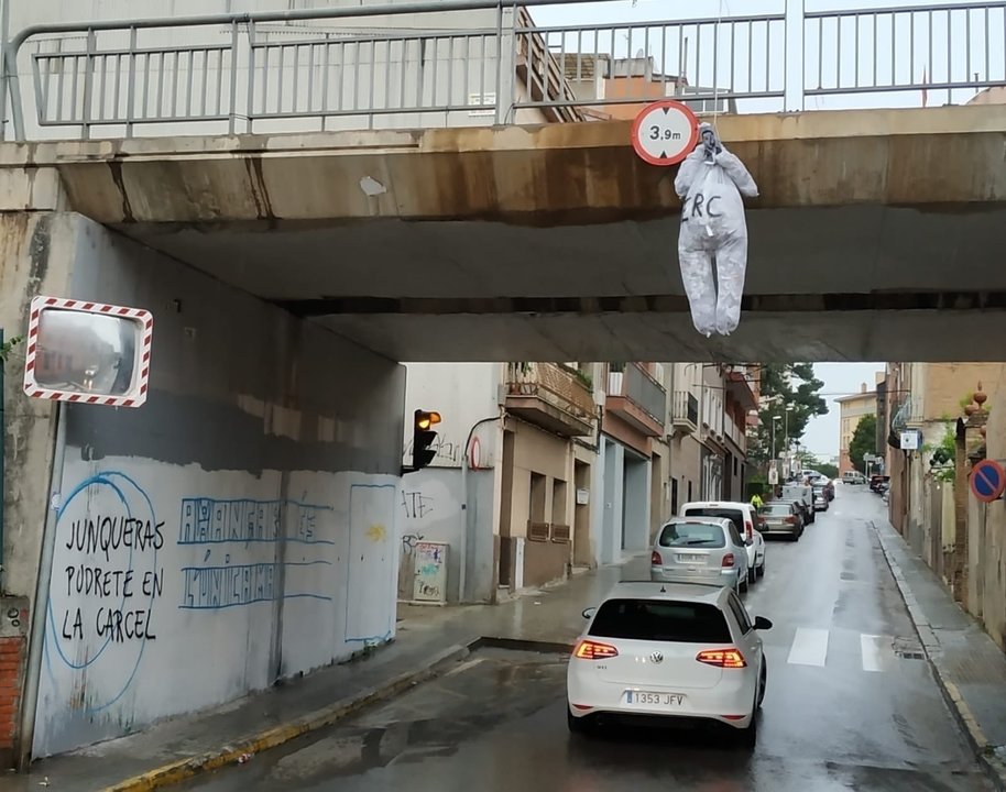 Muñeco de Oriol Junqueras colgando de un puente de Sant Vicenç dels Horts.