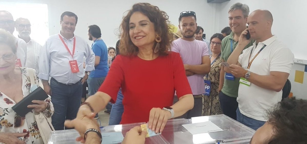 La ministra de Hacienda, María Jesús Montero vota en las elecciones municipales del 26 de mayo de 2019.