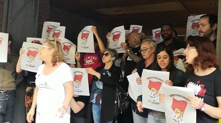 Escrache organizado por Arran ante la sede de Societat Civil Catalana.