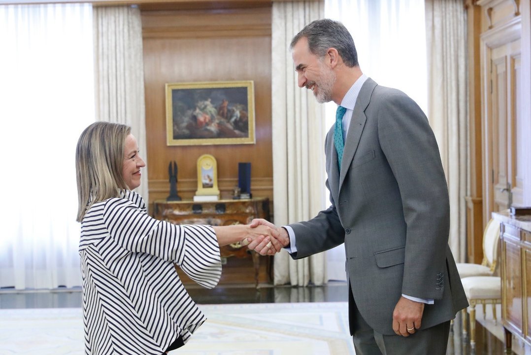 Ana Oramas (Coalición Canaria) saluda a Felipe VI.