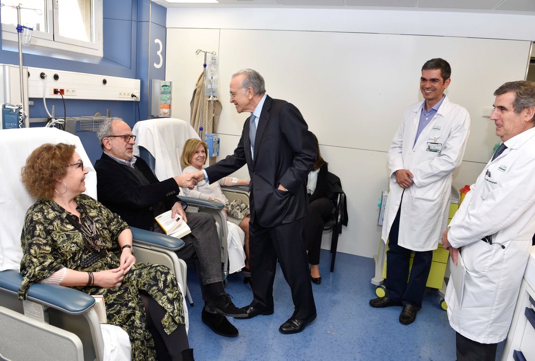 Isidro Fainé visita el Hospital Clinic de Barcelona.