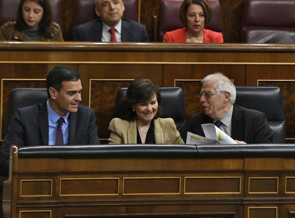 Pedro Sánchez junto a Carmen Calvo y Josep Borrel en el Congreso.