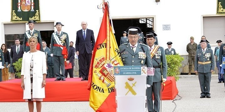 Un acto de entrega de bandera a la Guardia Civil.