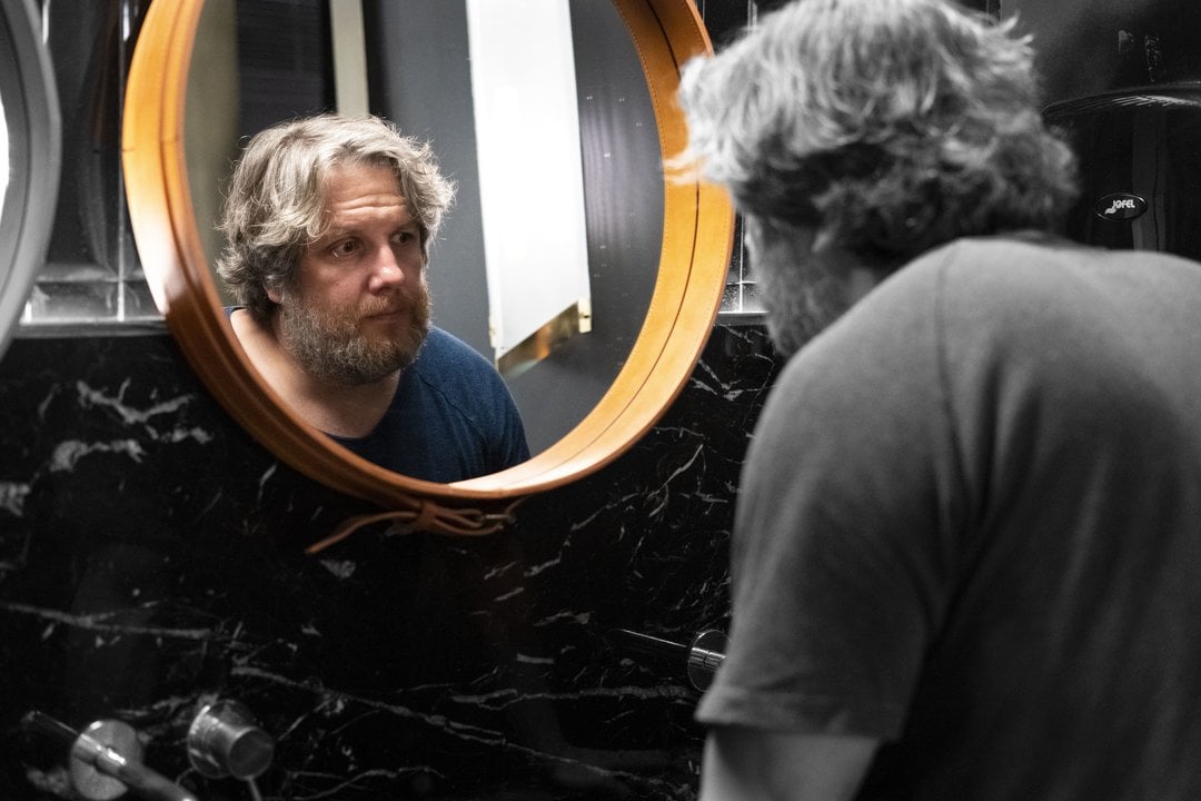 David Gisatu y el periodismo ante un espejo de color auténtico. Foto: Álvaro García Fuentes