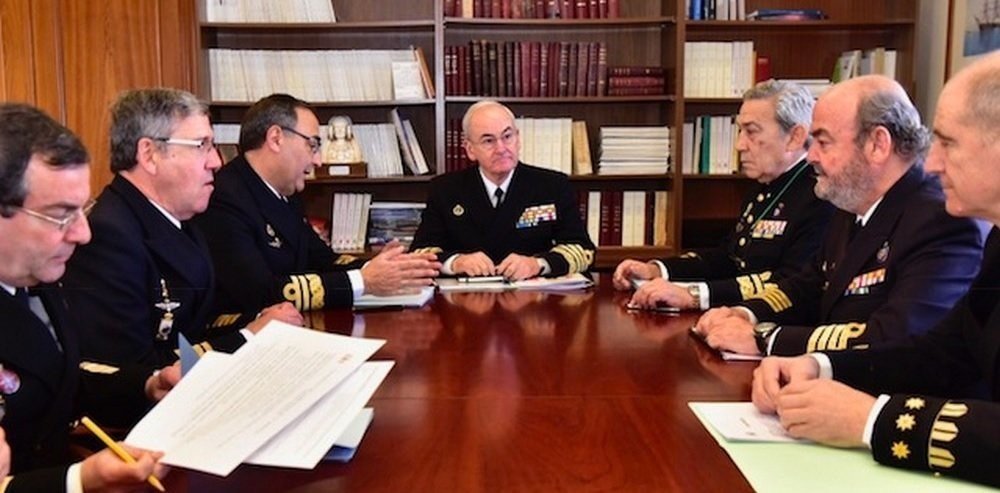 El Almirante Jefe del Estado Mayor de la Armada, en una reunión con otros altos mandos.