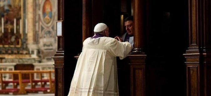 El Papa Francisco se confiesa en San Pedro.