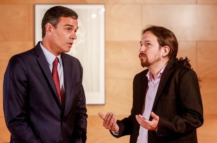 Foto del desencuentro de Pedro Sánchez con Pablo Iglesias