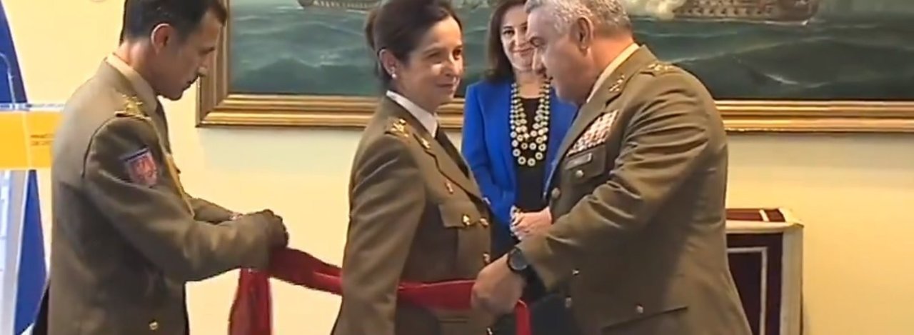Patricia Ortega recibe el fajín de general de Brigada del Ejército.