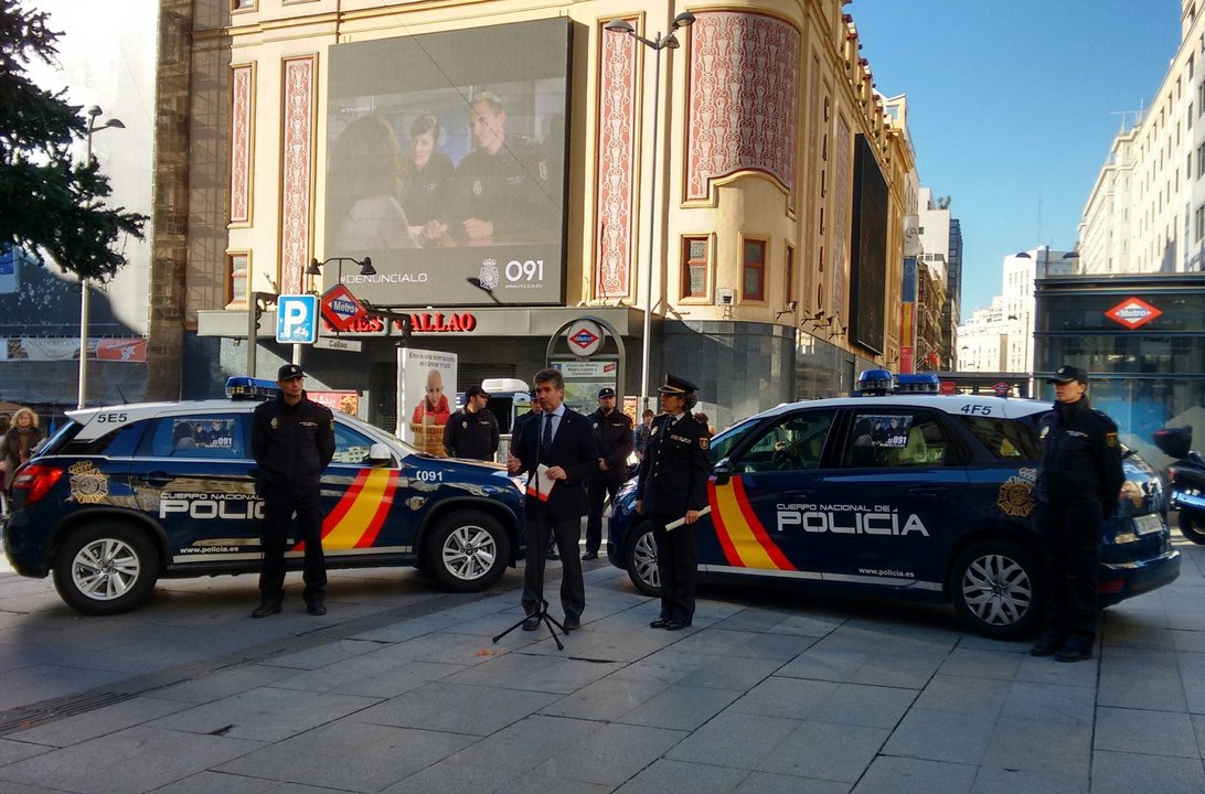 Imagen de archivo de coches de la Policía Nacional en la Plaza de Callao (Madrid).