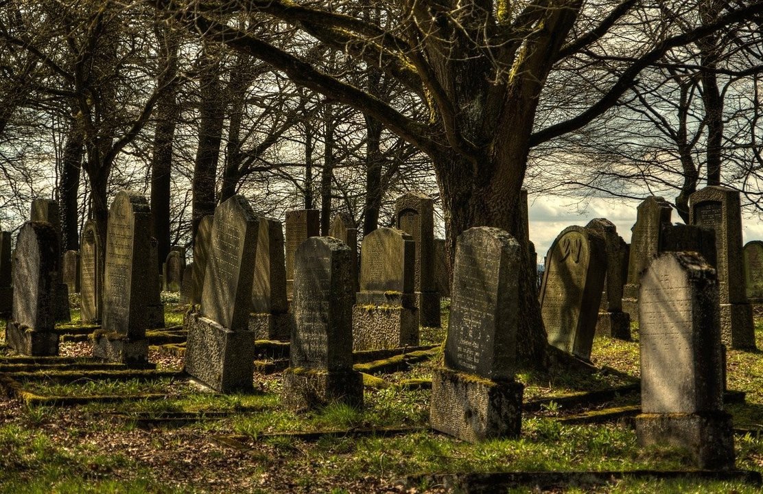 Tumbas en un cementerio.