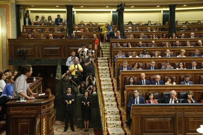 Pablo Iglesias se dirige a Pedro Sánchez en el Congreso de los Diputados.