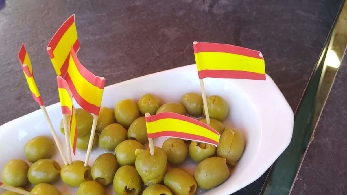 Un plato de aceitunas servido con banderitas de España hace unos días en Madrid