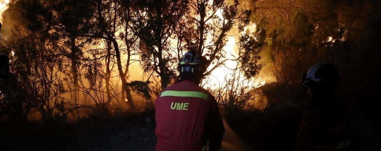Efectivo de la UME en el incendio de Torre del Espanyol (Tarragona).