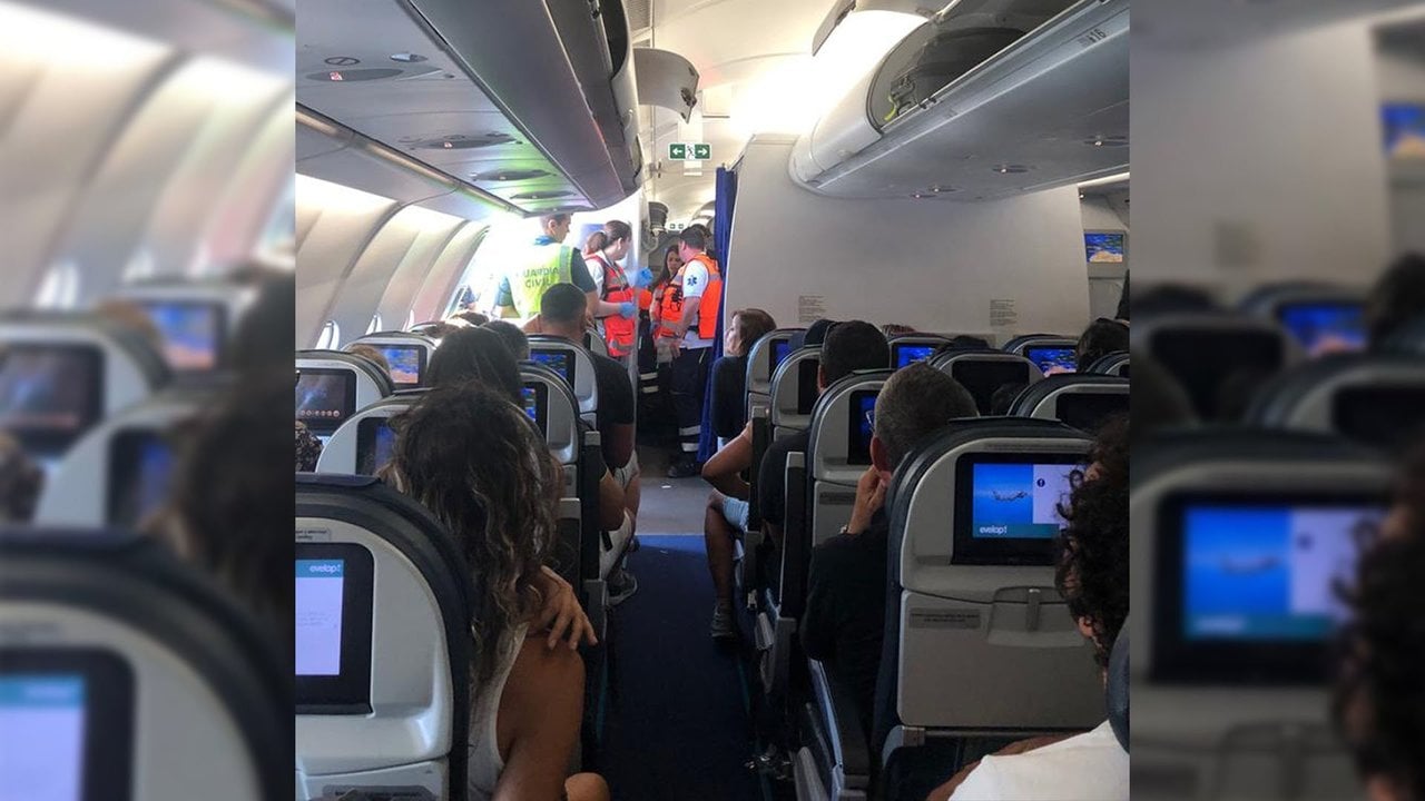 Guardias civiles y sanitarios, subidos al vuelo procedente de Islas Mauricio después de aterrizar en Barajas.