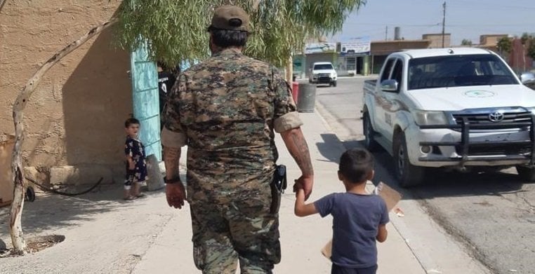 Un combatiente español, con un niño en Iraq.