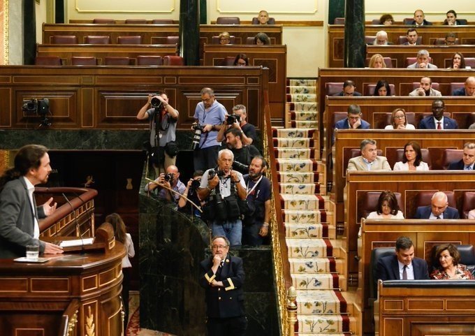 Pablo Iglesias se dirige a la bancada del PSOE.