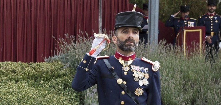 El coronel Juan Manuel Salom toma posesión de le jefatura de la Guardia Real.