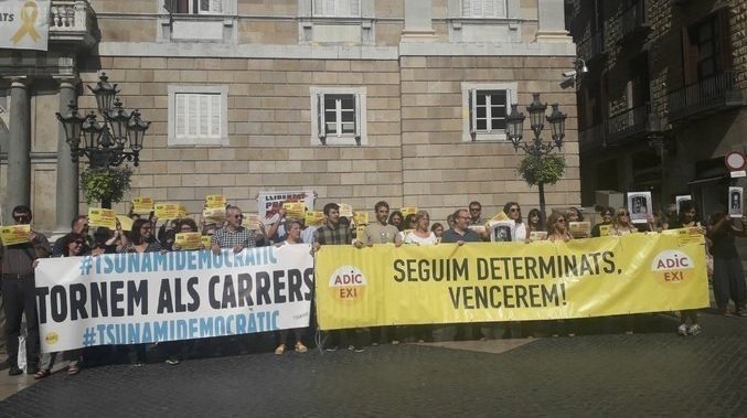 Funcionarios independentistas, en la Plaza de Sant Jaume.