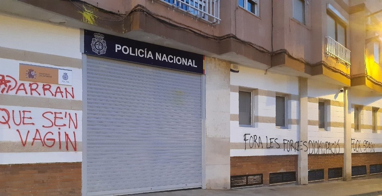 Pintadas en la oficina de la Policía Nacional en Rubí.