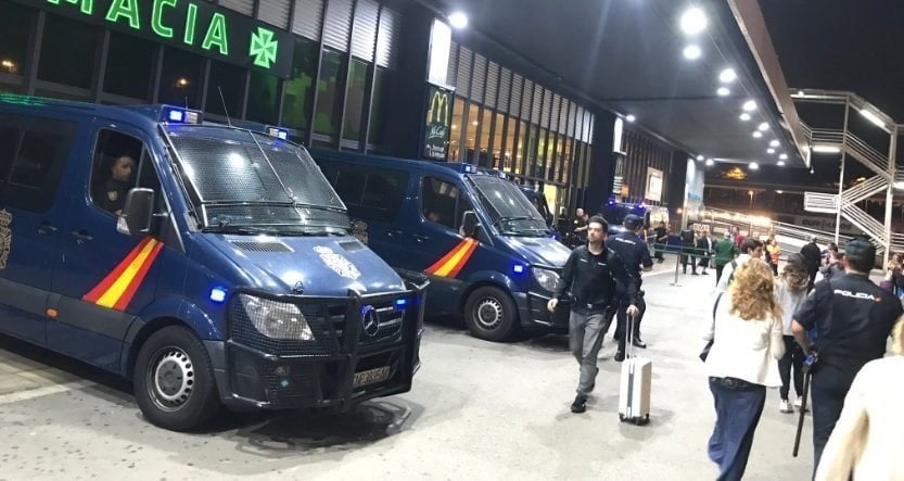 Policías nacionales protegen la estación de Sants, en Barcelona, en octubre de 2019 (Foto: @Arran_jovent).